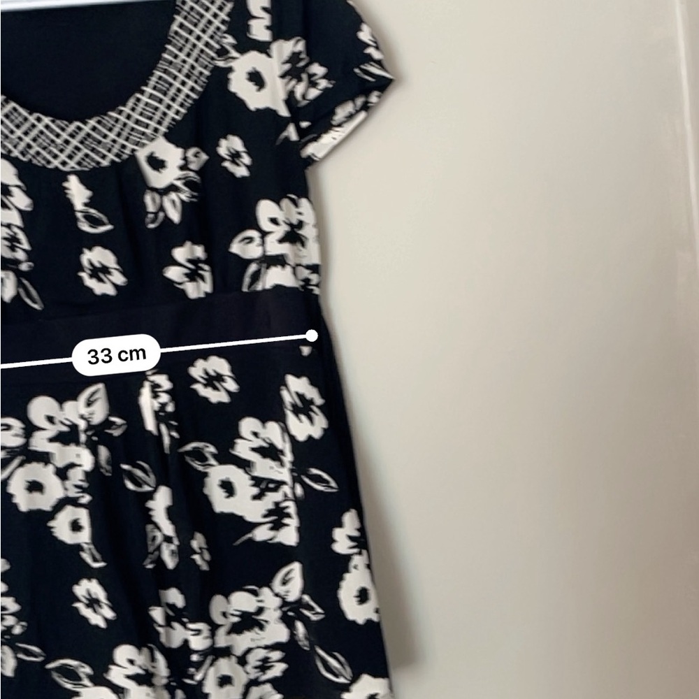 Size Medium Chic Black and White Floral Blouse With Waist Tie - Picture 7 of 9